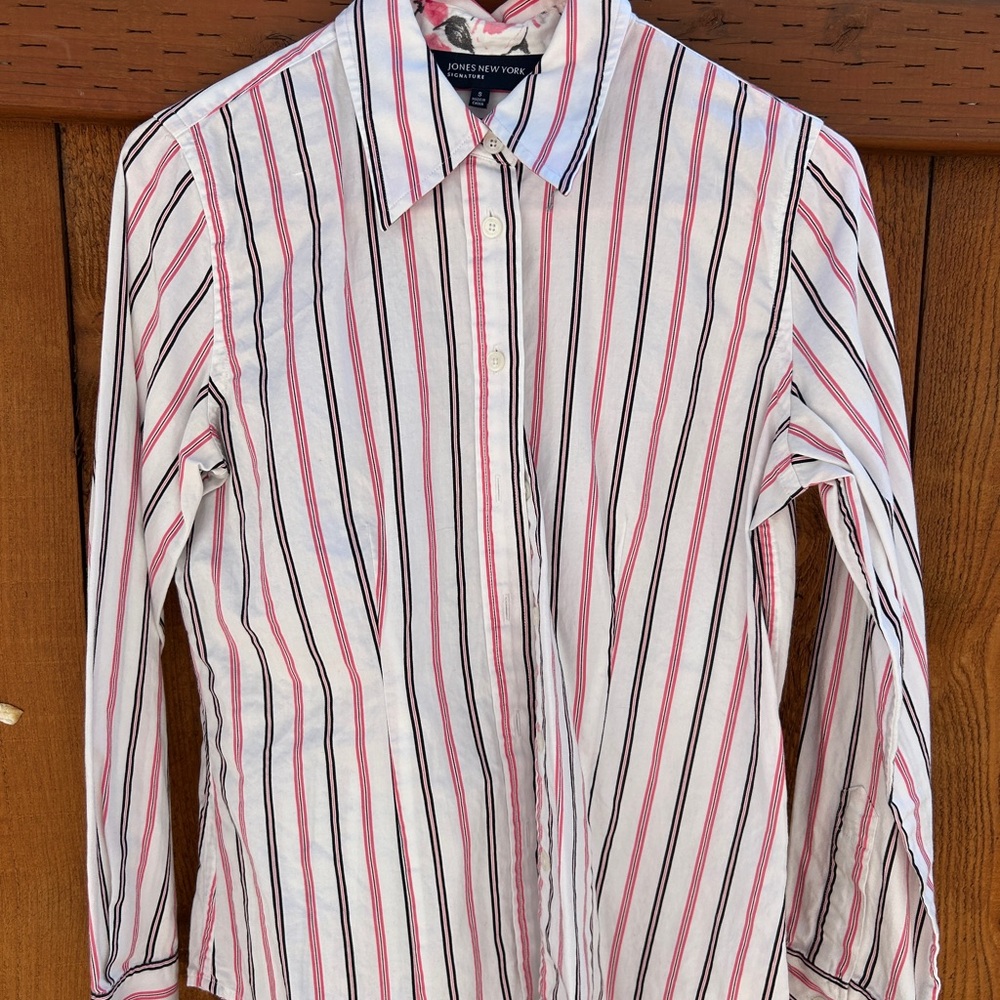 Jones New York White and Red Casual Button Down Shirt